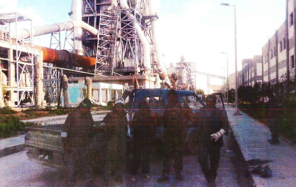 Milicianos en la planta de Lafarge en una fecha posterior a su evacuación.