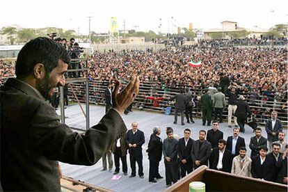 Ahmadineyad saluda antes de su discurso de hoy en Bushehr.