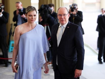 Alberto y Charlene de Mónaco, en 5 de mayo de 2023 a su llegada al palacio de Buckingham, en Londres, por la recepción ofrecida por Carlos de Ingalterra con motivo de su coronación.