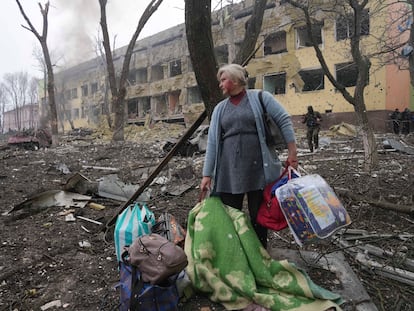 Una mujer, tras abandonar la maternidad de Mariupol que fue bombardeada el miércoles por las fuerzas rusas que ocupan Ucrania.