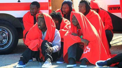 Inmigrantes rescatados en el Estrecho de Gibraltar el pasado martes.