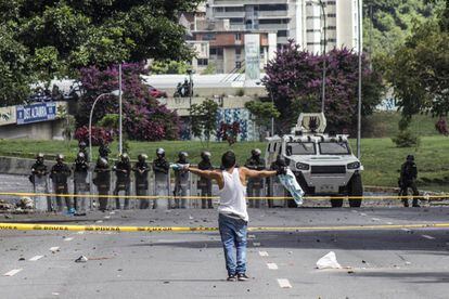 Un manifestante opositor se enfrentan a la Guardia Nacional Bolivariana (GNB) en Caracas (Venezuela), durante la jornada de paro nacional.