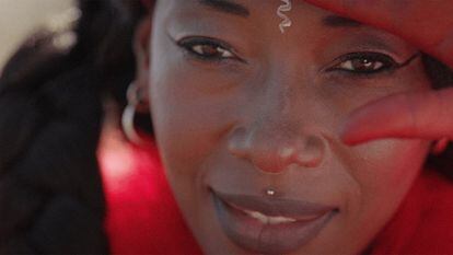 La gran voz de la música beninesa, Angelique Kidjo, en un fotograma de su videoclip en YouTube.