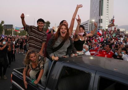 Simpatizantes de Gabriel Boric festejan la victoria en Santiago de Chile. 