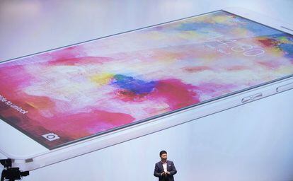 El director ejecutivo de la empresa tecnológica china Huawei, Richard Yu, presenta a los medios el nuevo móvil Mate S en Berlín.