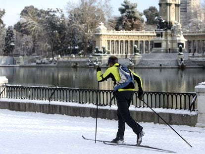 Un hombre practica esquí de fondo junto al estanque grande del parque del Retiro, el 11 de enero de 2010.