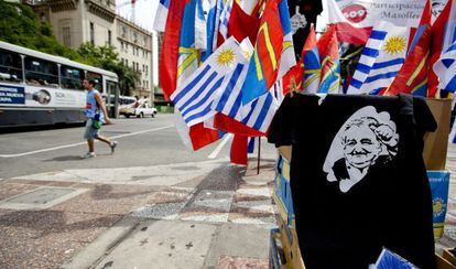 Un lloc de venda de samarretes amb el rostre de Mujica a un dia de les eleccions a Montevideo.