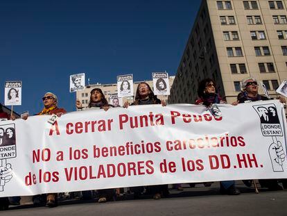 Los familiares de víctimas de la dictadura en una manifestación en 2017 para pedir el cierre de la cárcel especial para militares Punta Peuco.
