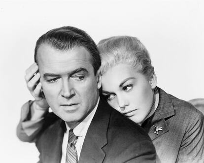 James Stewart y Kim Novak, como Madeleine, en una imagen promocional de 'Vertigo' (1958), de Alfred Hitchcock.
