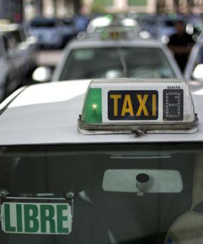 Fila de taxis para recoger clientes en la estaci&oacute;n de Atocha.