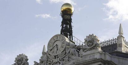 Reloj en la fachada de la sede del Banco de España, en Madrid.