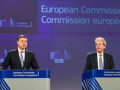 El vicepresidente de la Comisión Europea, Valdis Dombrovskis, y el comisario de Economía, Paolo Gentiloni.