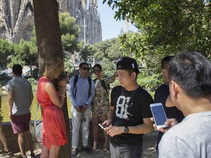 Turistes al voltant de la Sagrada Família de Barcelona.
