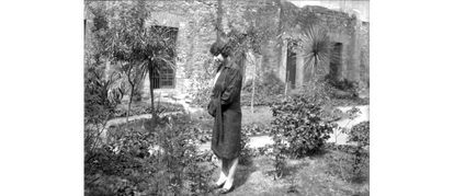 María Teresa Landa en un jardín.