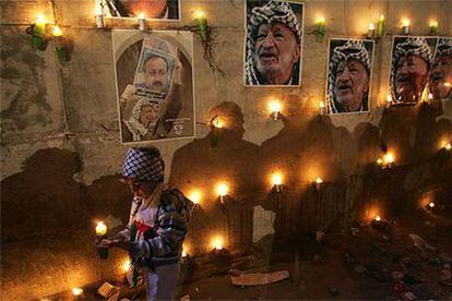 Un niño prende una vela en Ramala antes de anunciarse la muerte de Arafat.