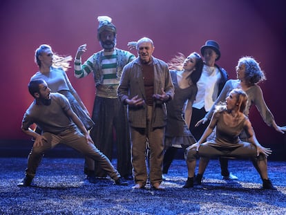 El dramaturgo y actor Pepe Viyuela representa una escena de la obra 'Mil novecientos setenta sombreros' en el Teatro Price, este martes, en Madrid.