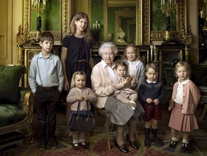 La prestigiosa retratista estadounidense Annie Leibovitz fotografió a Isabel II acompañada de los nietos y bisnietos que tenía cuando cumplió 90 años, en 2016.