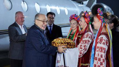 Rudolph Giuliani recibe la ofrenda del pan y la sal tras llegar a Jarkov (Ucrania) en noviembre de 2017, en una foto de la web del Ayuntamiento.