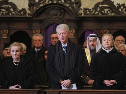 Madeleine Albright, Bill Clinton y Hillary Clinton, en el funeral de estado por Vaclav Havel en Praga. 