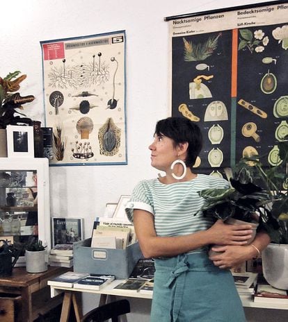 Elena Páez no solo vende plantas, sus talleres de reproducción de esquejes o cuidados de plantas de interior enseñan a que no se mueran. 