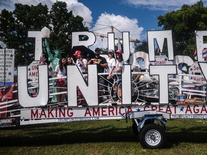 Una carroza de Latinos con Trump en Miami.