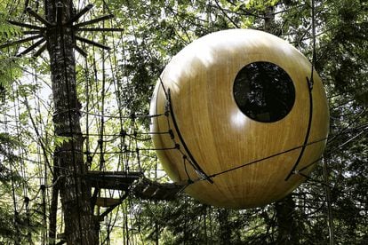 En Columbia Británica (Canadá) se puede vivir la experiencia única de dormir en una esfera suspendida en el aire. Totalmente equipada, esta cabaña se balancea suavemente cuando sopla el viento.