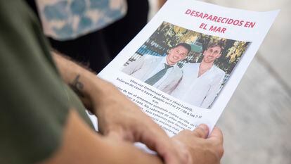 Un familiar Familiares de Emmanuel Soria y Maximiliano Ludvick sostiene un cartel con la imagen de los dos desaparecidos en la playa de Huelin (Málaga) cuando se encontraban practicando pádel-surf, el pasado día 27 de agosto.
Foto: Garcia-Santos