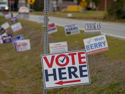 Carteles indicando el lugar para depositar el voto de forma anticipada para las elecciones de mitad de mandato en EE UU, este martes en Georgia.