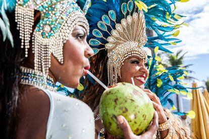 Bebiendo el agua de un coco en la playa de Ipanema, durante el carnaval de Río.