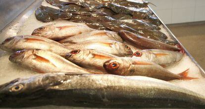 Pescado fresco en los puestos de venta.