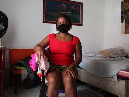 Sandra Leonora Gusmão, que desde abril hasta diciembre cobró la paga de emergencia del coronavirus, en el cuarto que alquila en São Luís, capital de Maranhão, el lunes pasado.