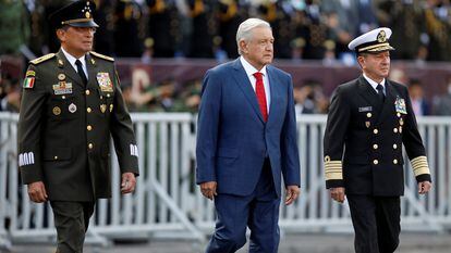 Al centro, el presidente de México, Andrés Manuel López Obrador, el 16 de septiembre de 2022, en Ciudad de México.