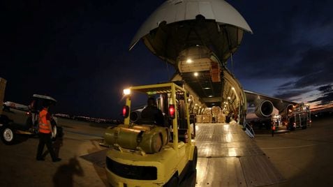 Un avión de carga con equipamiento sanitario chino destinado a Brasil, este miércoles.