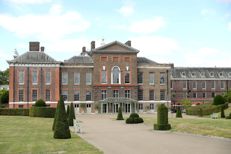 Vista general de la fachada principal del palacio de Kensington.