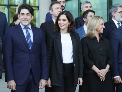 En el centro de la imagen, la candidata del PP a la presidencia de la Comunidad de Madrid, Isabel Díaz Ayuso, este lunes en la Asamblea. En vídeo, sus declaraciones en Onda Cero.