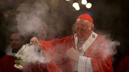 El arzobispo de Santiago, Ricardo Ezzati, celebra una misa en la catedral de Santiago, en mayo de 2018.