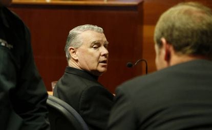 El cura John O’Reilly, de los Legionarios de Cristo, sentado frente a un tribunal chileno en 2013.