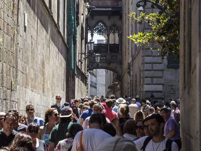 Riada de turistas visitando ayer el barrio G&ograve;tic de Barcelona.