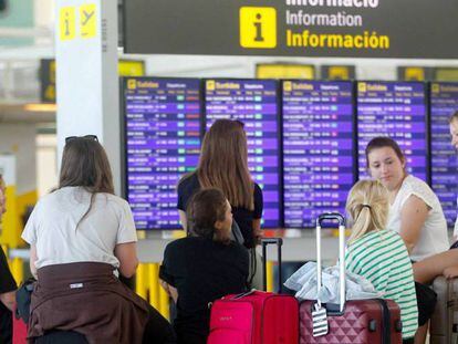 Un grupo de turistas en el aeropuerto de El Prat.