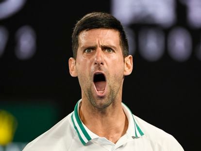 Djokovic celebra un punto durante el partido contra Karatsev en Melbourne.