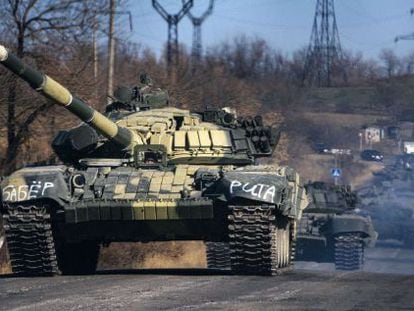 Una columna de tanques separatistas prorrusos transita junto a la ciudad de Krasnyi, en Lugansk.