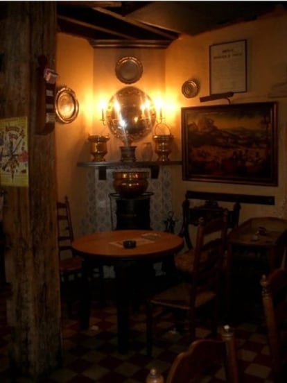 Interior del preciocista bar 'A l'imaige nostre-dame' que conserva sus antigüedades