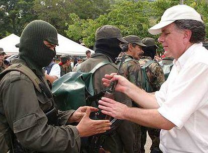 Un guerrillero entrega su arma a Luis Carlos Restrepo, alto comisionado para la paz de Colombia, en 2006.