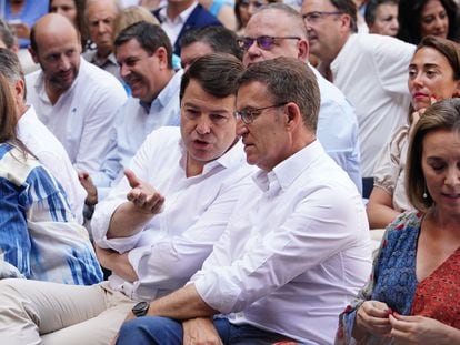 El líder del PP, Alberto Núñez Feijóo (a la derecha), y el presidente de Castilla y León, Alfonso Fernández Mañueco, charlaban durante un acto del partido, el domingo en Salamanca.
