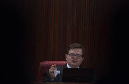 El instructor del caso en la corte electoral, Herman Benjamin, defiende su voto con el pañuelo en la mano, en el tercer día del juicio por supuesta corrupción en la campaña presidencial que compartieron en 2014 la destituida Dilma Rousseff y el actual mandatario Michel Temer