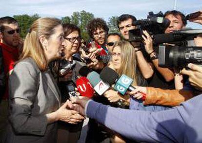 La ministra de Fomento, Ana Pastor (i), realiza declaraciones a la prensa durante la inauguración del trayecto Arcade-Pontevedra del Eje Atlántico.