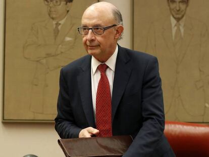 El ministro de Hacienda, Cristóbal Montoro, a su llegada a su comparecencia en el Congreso para explicar el mecanismo de pagos aprobado pro el Ejecutivo para evitar que la Generalitat de Catalunya desvíe dinero al referéndum del 1 de octubre.