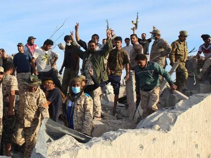 Miembros de las fuerzas aliadas libias que combaten al Estado Islámico en Sirte, celebran este lunes la toma de los últimos edificios en manos de los yihadistas.