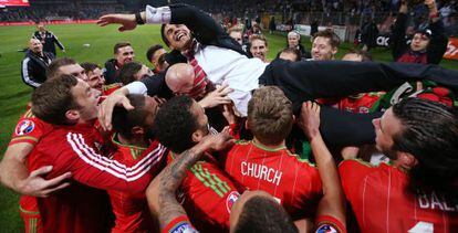 Los jugadores de Gales mantean a su entrenador, Chris Coleman