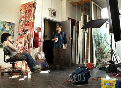Paul Hasegawa-Overacker, en el centro, en el estudio de Cecily Brown.